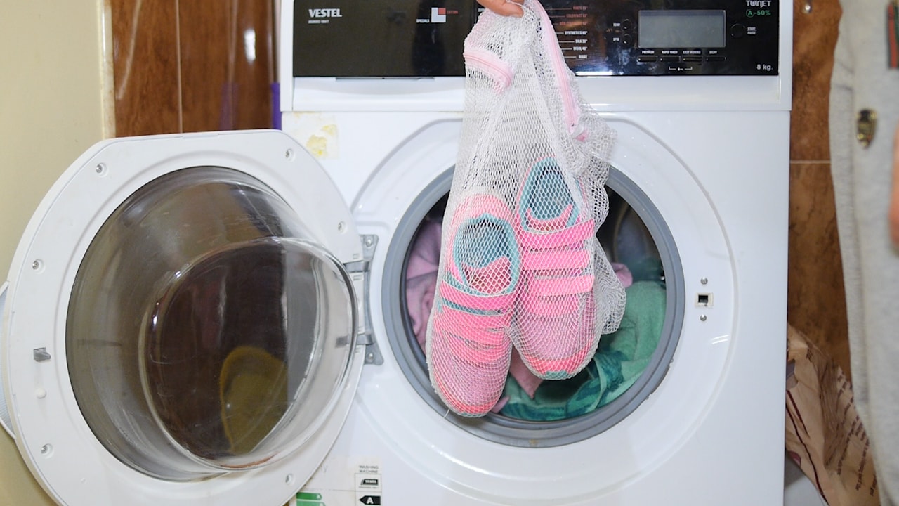 Чи можна прати взуття в пральній машині автомат